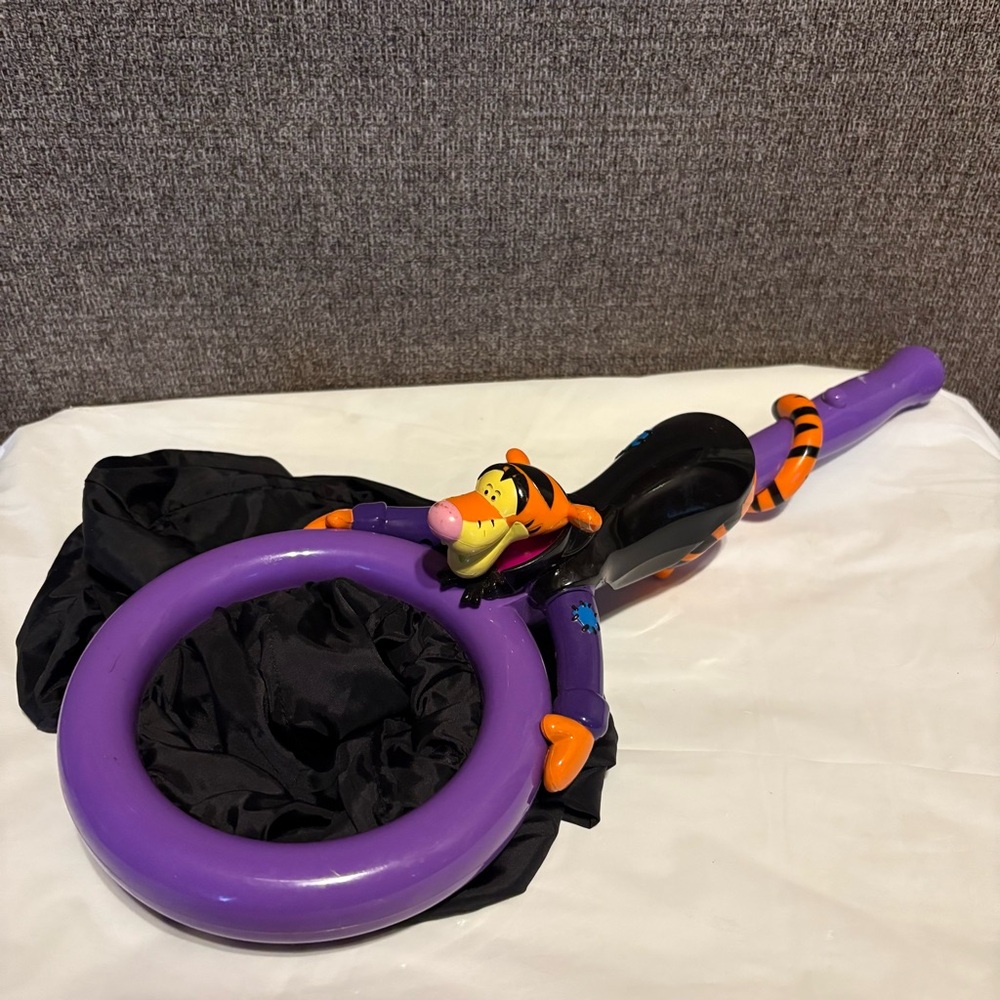 Vintage Disney Tigger's Haunted House Halloween Goodie Candy Grabber Toy Sounds
